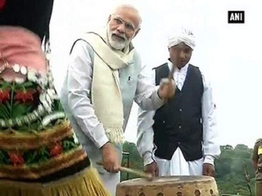 पीएम मोदी ने बजाया ढोल