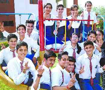43 children waved the flag