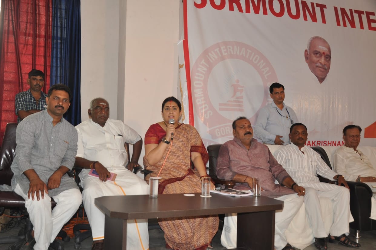 Smriti Irani being angry while she seeing college's banner in the programme