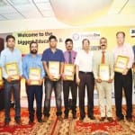 कार्यक्रम में गुरु प्रणाम अवार्ड से सम्मानित (बाएं से दाएं) श्रवण कटियार, मनोज शर्मा, अविनाश शर्मा, सुधांशु मिश्रा, अरुनेंद्र सोनी, डा. अभिषेक मिश्रा, मुख्य अतिथि सीएसजेएम विश्वविद्यालय के कुलपति प्रो. जेवी वैशंपायन ,डा. राकेश प्रेमी, डा. एमए नकवी, वाईके उत्तम, विजय कटियार
