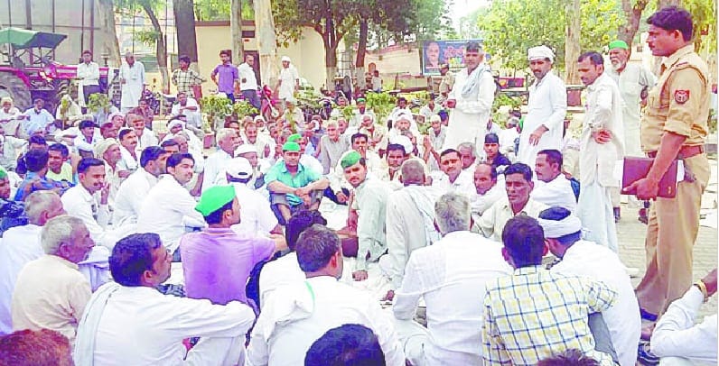 Farmers on the block on dharna
