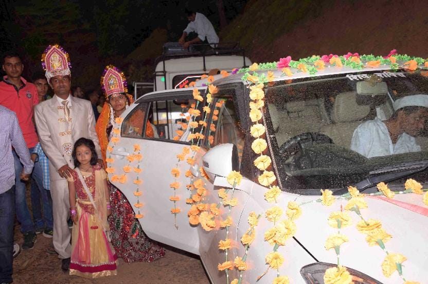 Bride sitting in the car for the first time has left Bokta