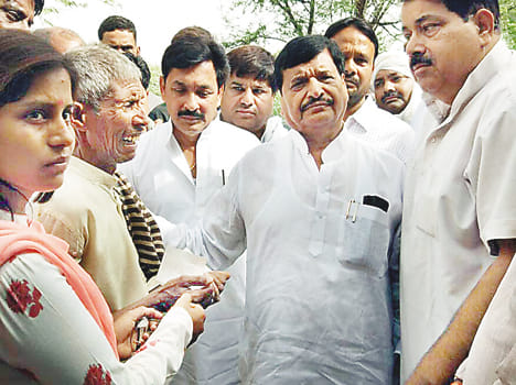 gave 5 lac rupee check to fire nicedent victim