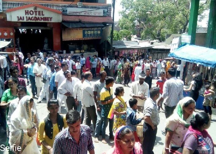 devotees in Chintpurni