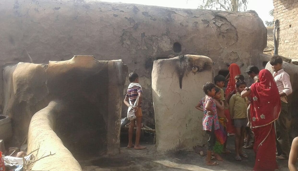 deepak se lagee aag se 15 parivaar beghar
