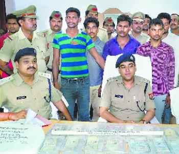 18.4 lakh looted recovered, five arrested