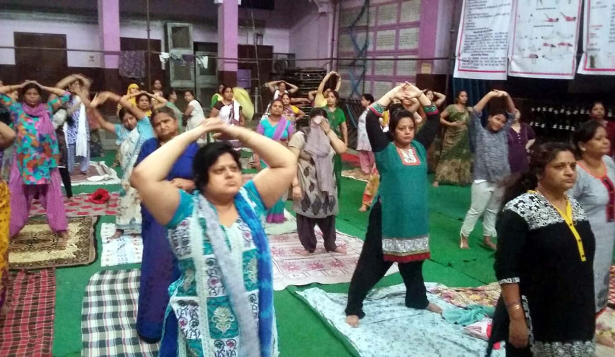 shivir mein yog ke baare mein dee jaanakaaree