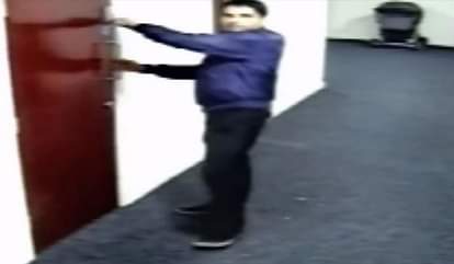 एक फ्लैट में घुसने की कोशिश करता ताहिर नजीर। यह तस्वीर सीसीटीवी में कैद हो गई थी। 