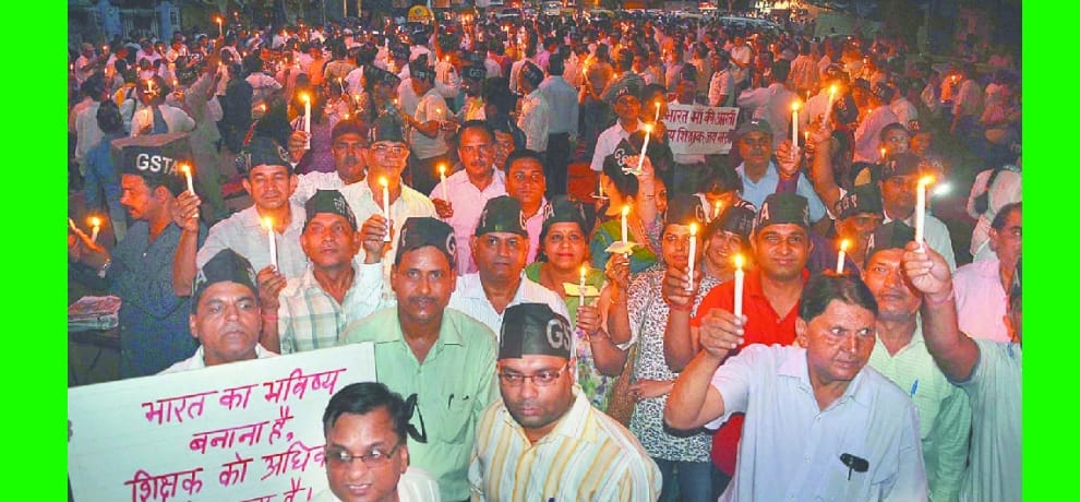 Teachers protest against government, 