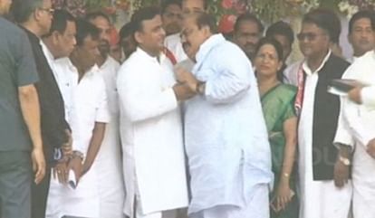 Viral Video:अखिलेश ने बाहुबली अतीक अहमद को भरी सभा में 'धकेला' - Up :  Akhilesh Yadav Pushed Atiq Ahmad In Kaushambi - Amar Ujala Hindi News Live