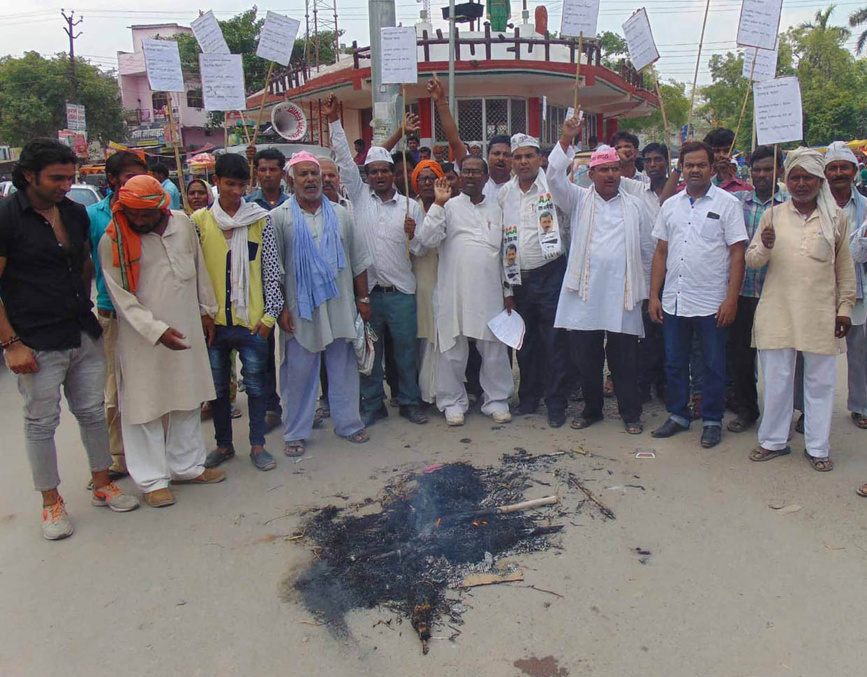 Traders also burnt an effigy of SO