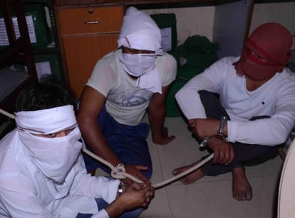 bank cash loot, police arrested robbers.