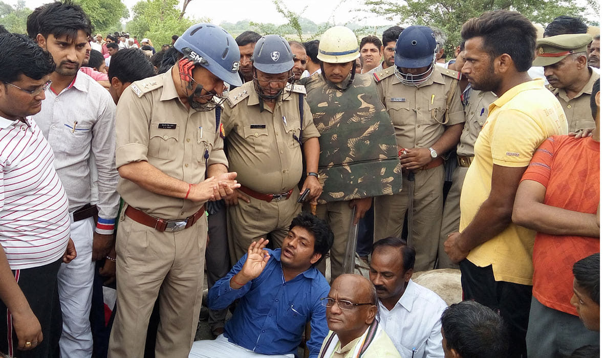 Clash in etah after an tanker accident.