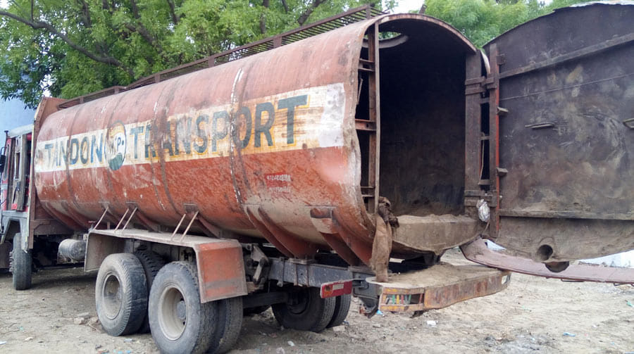 Clash in etah after an tanker accident.