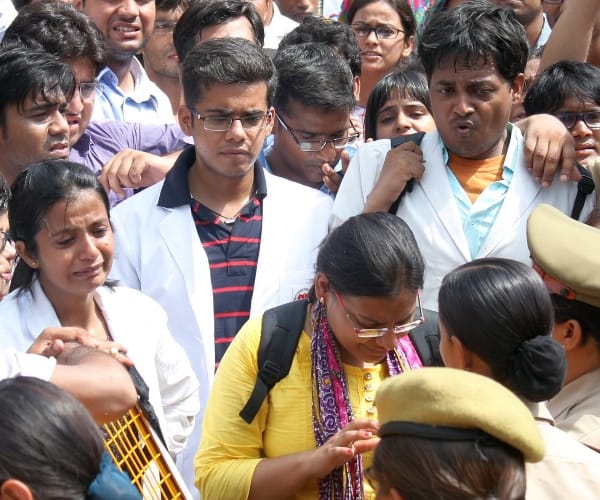 medical students protest against re counselling in kgmu