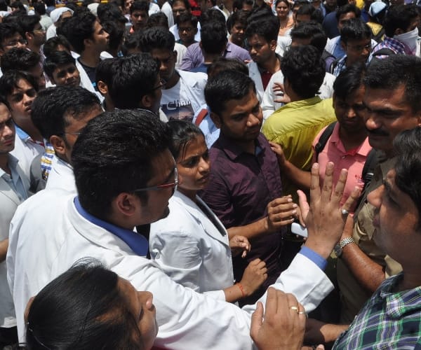 Ruckus by medicos in Lucknow.