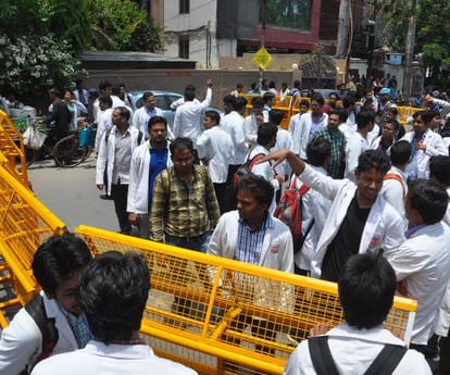 Ruckus by medicos in Lucknow.