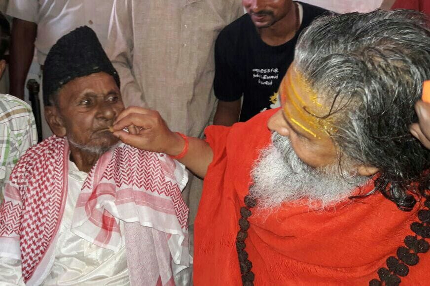 hashim ansari meets mahant narendra giri