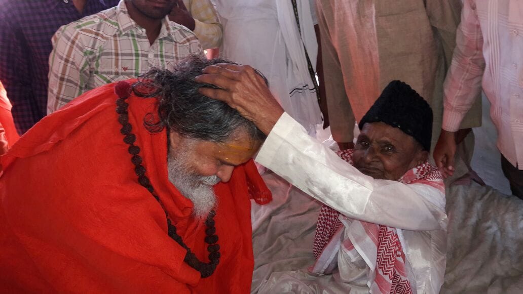hashim ansari meets mahant narendra giri
