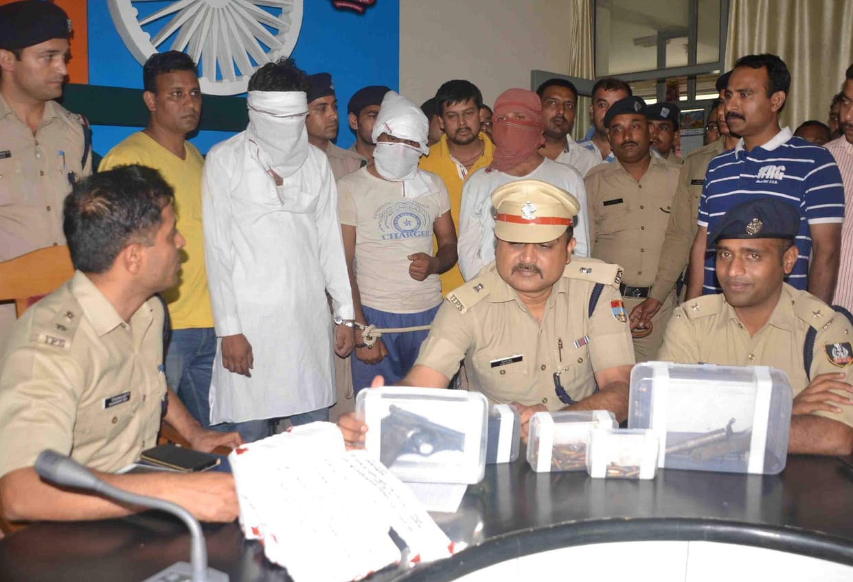 bank cash loot, police arrested robbers.