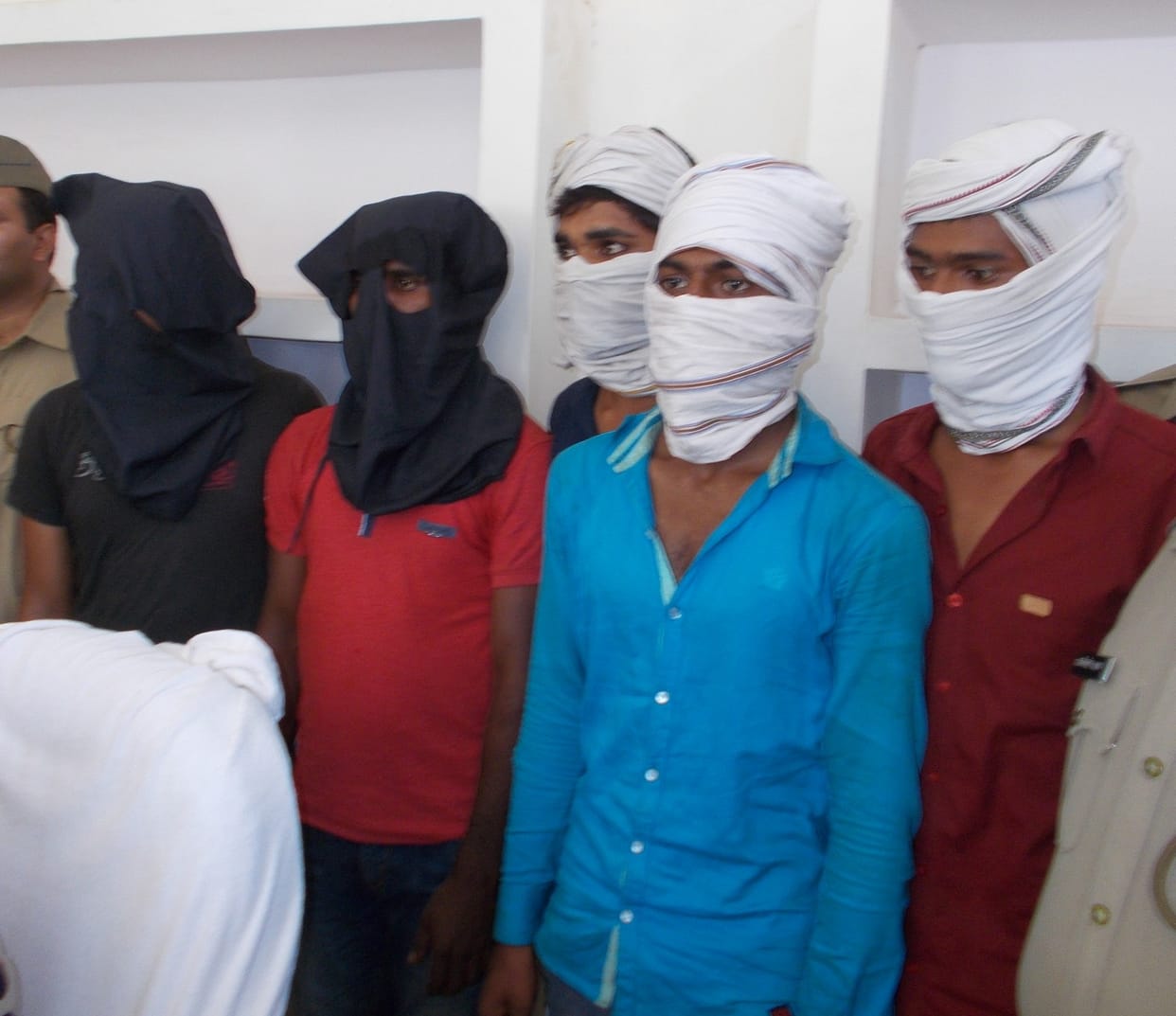 Antrgnpdiy gang of five robbers caught