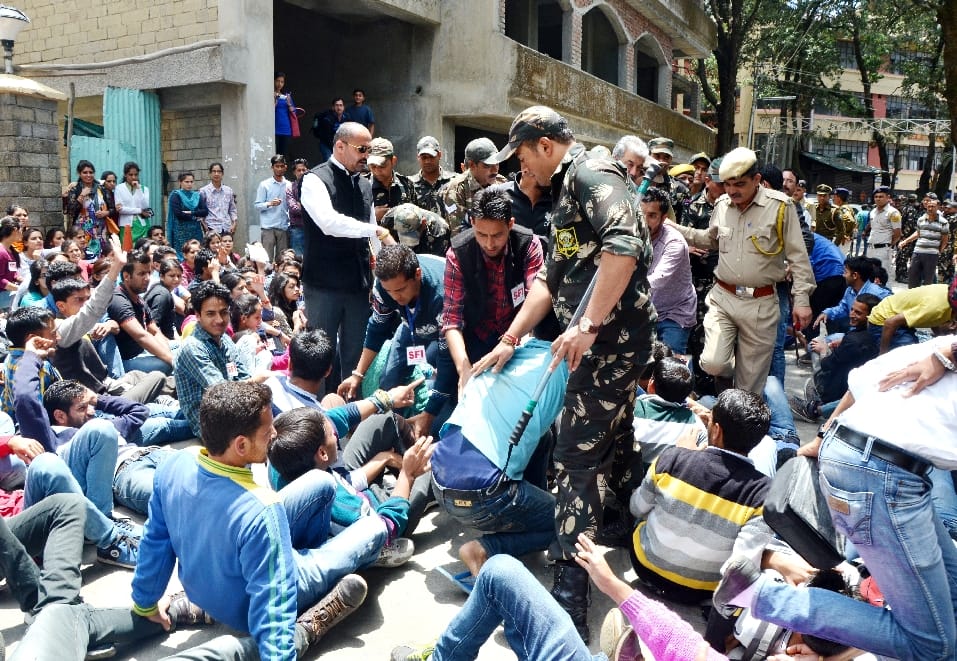 SFI protest before EC meeting at HP University.
