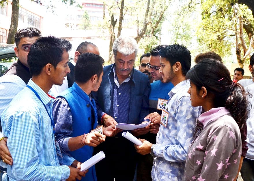 SFI protest before EC meeting at HP University.