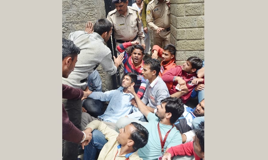 SFI protest before EC meeting at HP University.