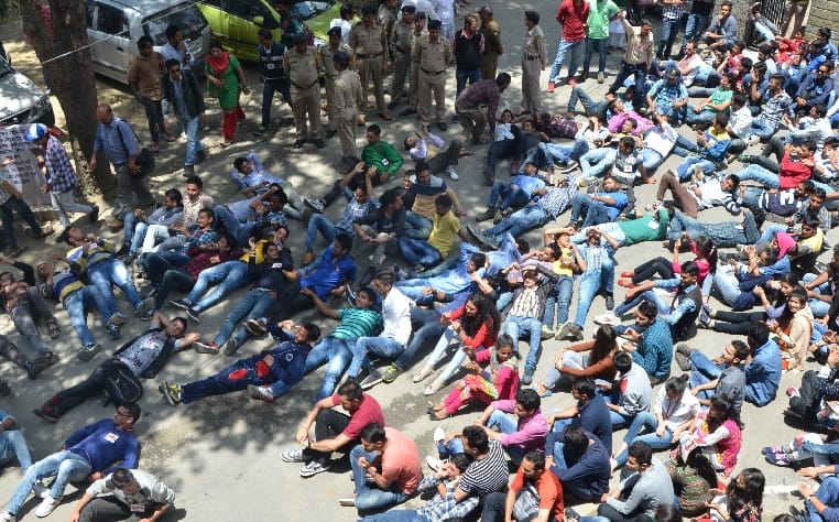 SFI protest before EC meeting at HP University.