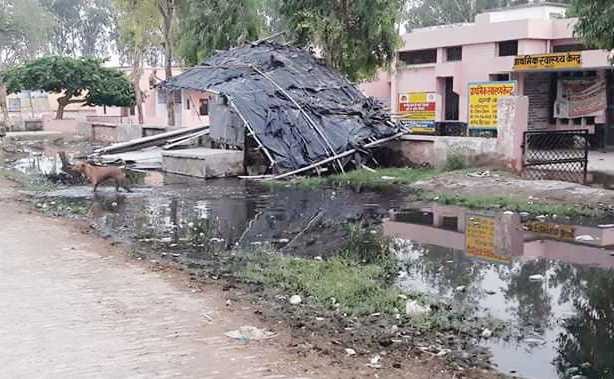 In front of the hospital Waterlogging, trouble
