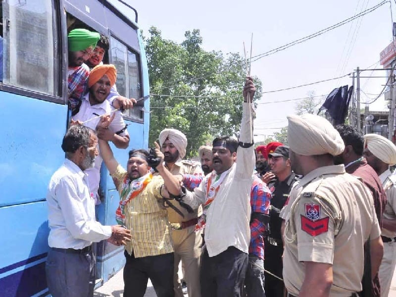 Maneka Gandhi, Youth Congress, the Black Flags, arrested, left, Patiala