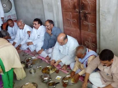 akhilesh comments on amit shah for taking food with dalit
