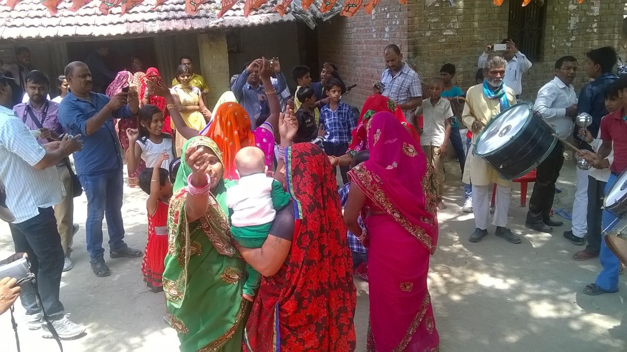 bharatiya janata party's president ami shah's lunch with dalits in varanasi uttar pradesh