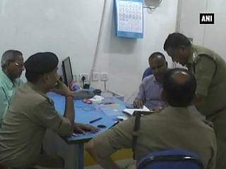 Armed men loot 30 lakh cash, 1kg gold from Canara bank