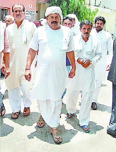 BKU chief Naresh Tikait