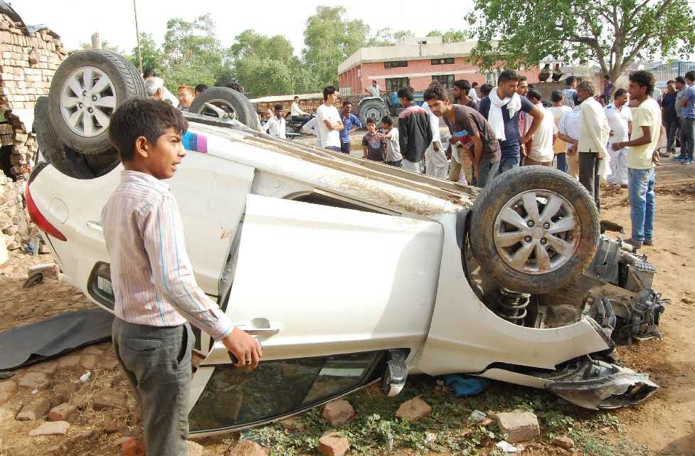 Sirsa News, Hindi News, Accident, Car Accident, one Dead, Ten Injured, Sirsa
