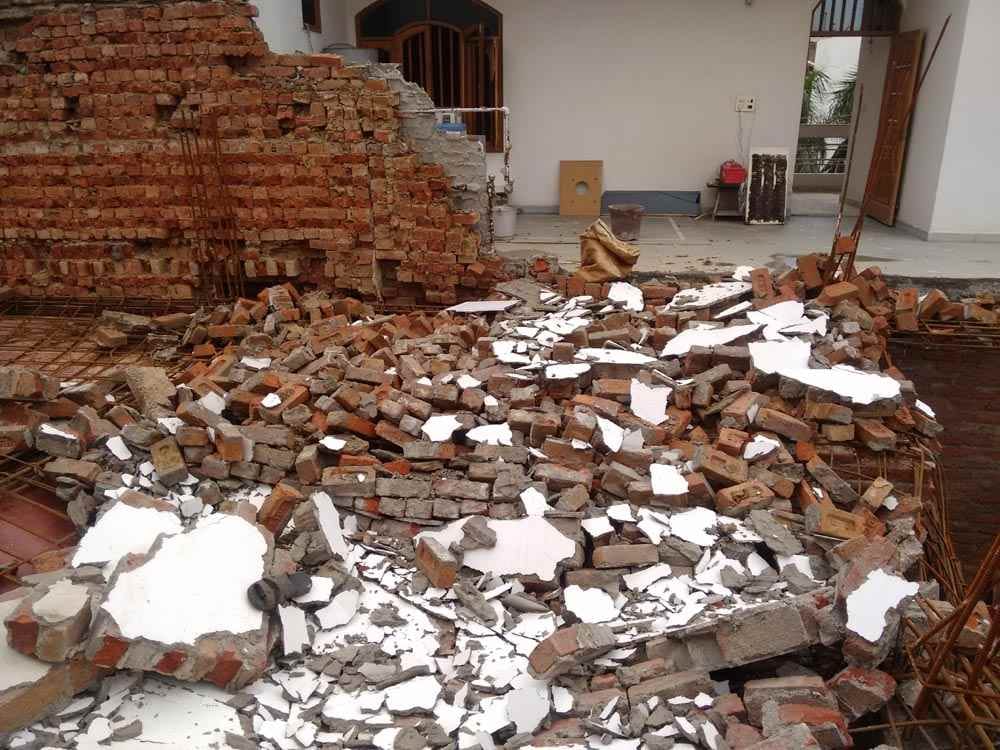 Blowing in the wall fell , a death , six injured