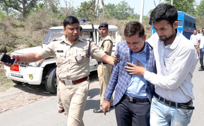 doctor fully burnt dead body found in his own car.