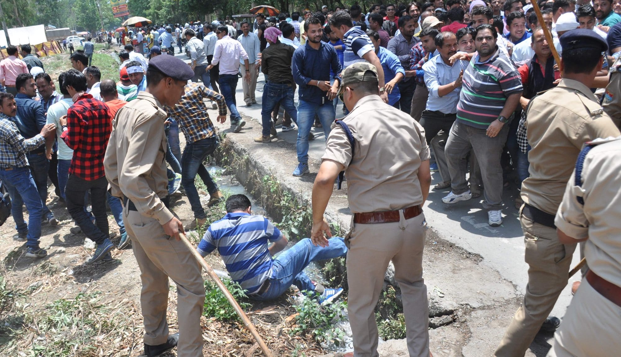 police beaten up mnrega employees.