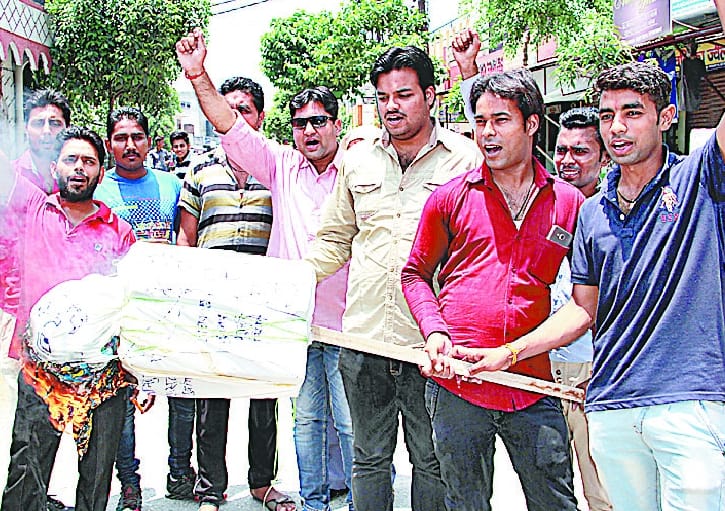 Gujjars hurt burnt effigies of MP