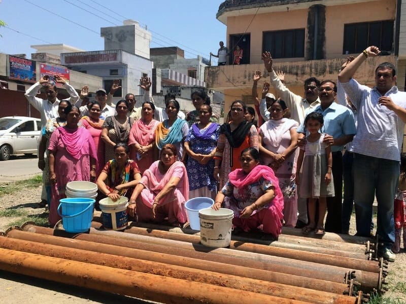 protest, pathankot protest, protest for water, protest with empty bucket, amritsar