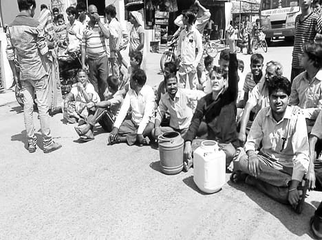 Empty vessels fitted with jam