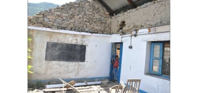 Khalyani govt primary school without building for 3 years 