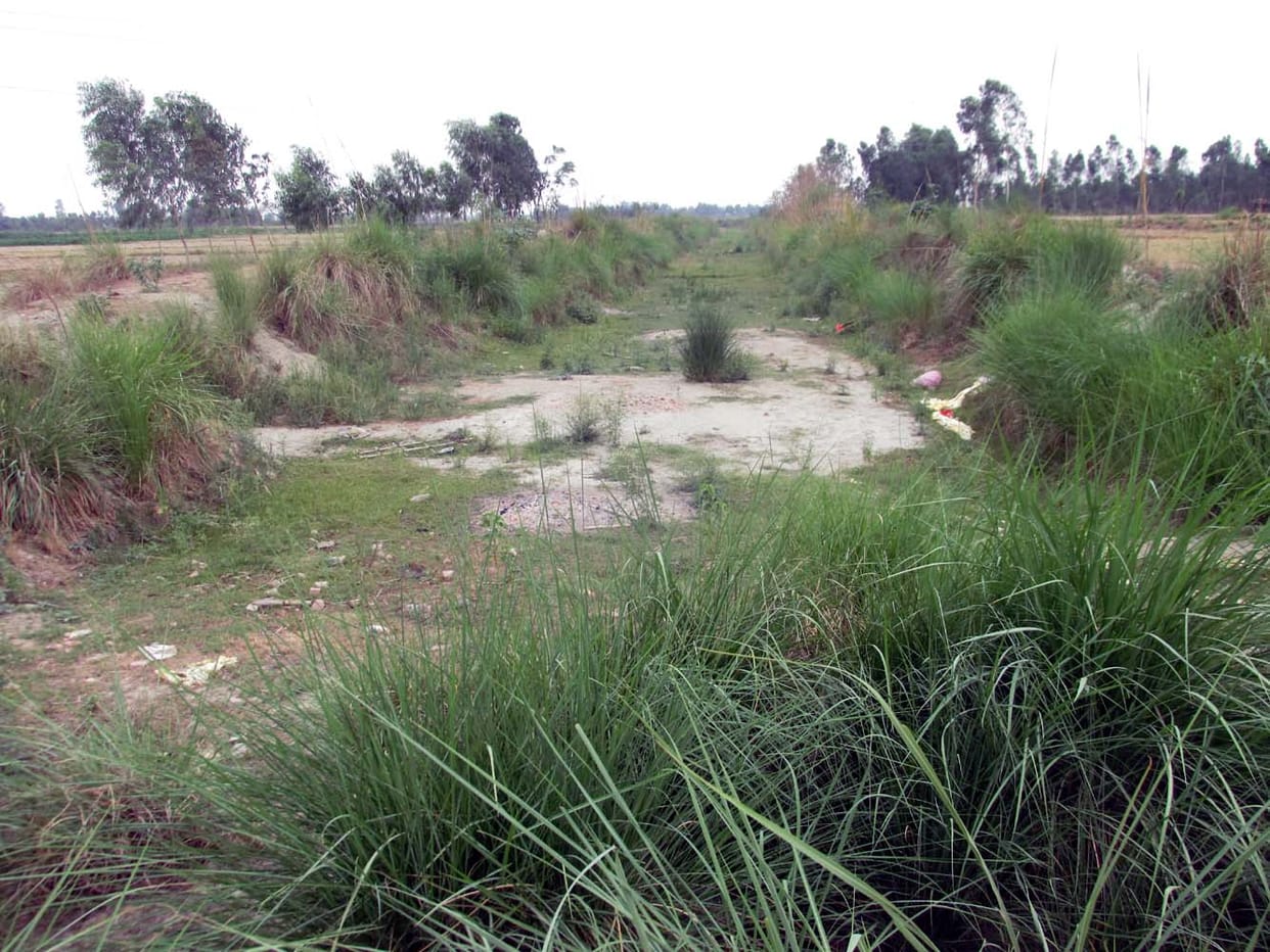 baarish ke samay sahaavar mein kahar dhahatee hai boodhee ganga
