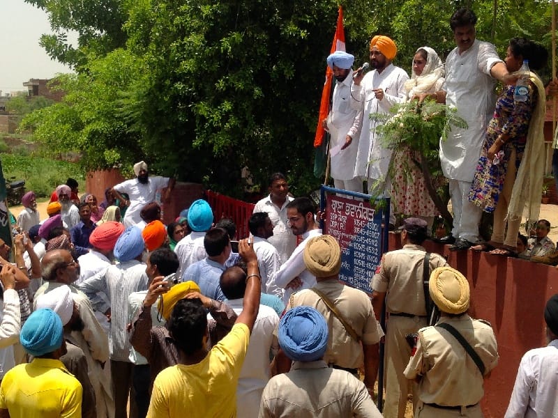 Congressman, Bwanigdh station, hoop, government, protesting, Sangrur