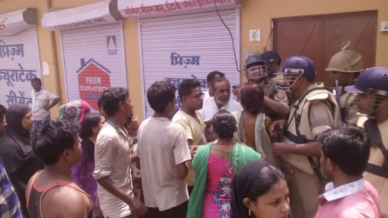 tension in thakurganj area of lucknow after truck accident