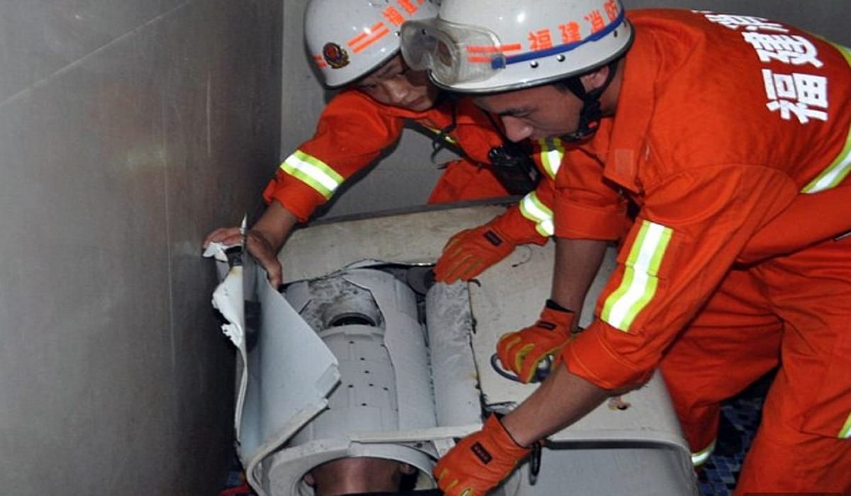  Chinese Man Tries To Fix Washing Machine, Gets His Head Stuck In It