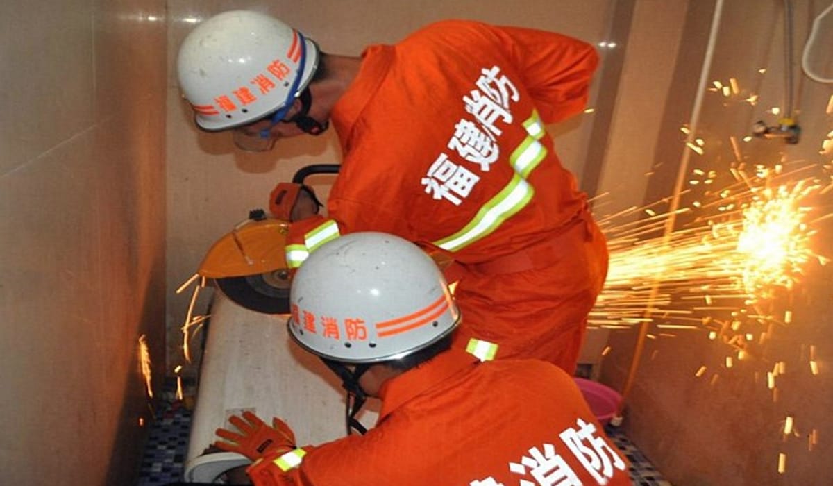  Chinese Man Tries To Fix Washing Machine, Gets His Head Stuck In It