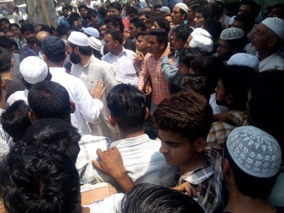 conflict in roorkee, 12 policemen and 20 people injured.