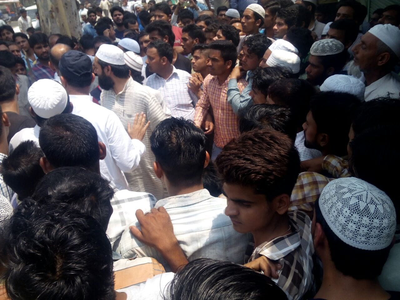 communal conflict in roorkee, mobs attack on pranav champion house.